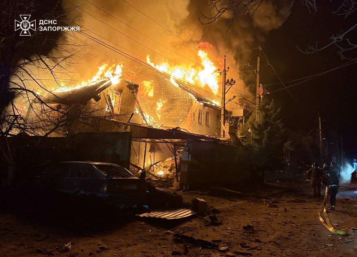 Горіли машини та будинки: ворог вдарив КАБами по Запорізькому району, - ФОТО, ВІДЕО 