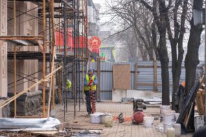 Відновлення вийшло на новий етап: як ведуть роботи у будинку на проспекті Соборному, 44, який постраждав від удару, — ФОТО, ВІДЕО