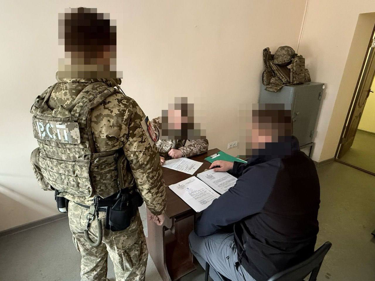 У Запоріжжі викрили масштабну схему правопорушень у сфері господарської діяльності: до неї причетний військовий