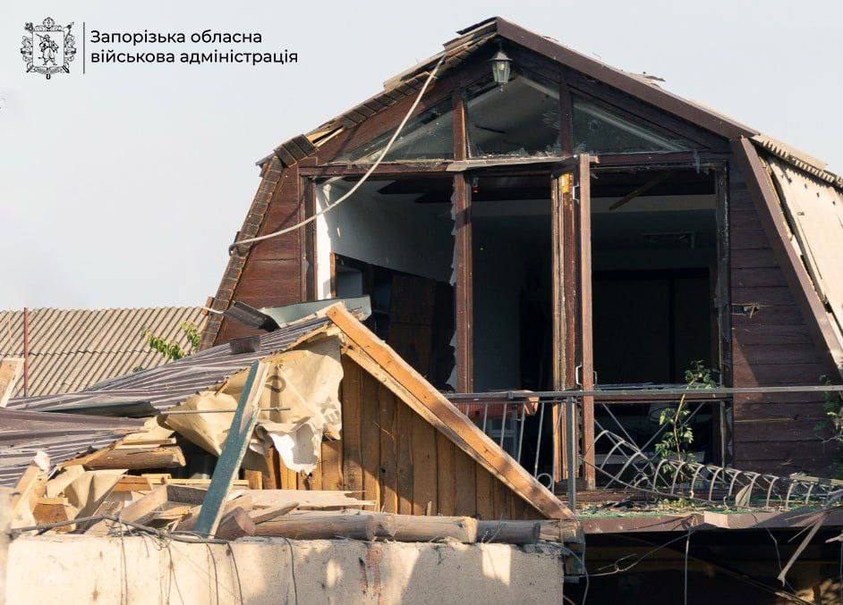 Під ворожі обстріли потрапили 12 населених пунктів Запорізької області: надійшло сім повідомлень про пошкодження будинків та авто