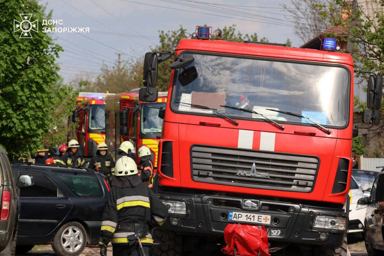 У Запоріжжі палав будинок: під час пожежі врятували чоловіка, — ФОТО, ВІДЕО