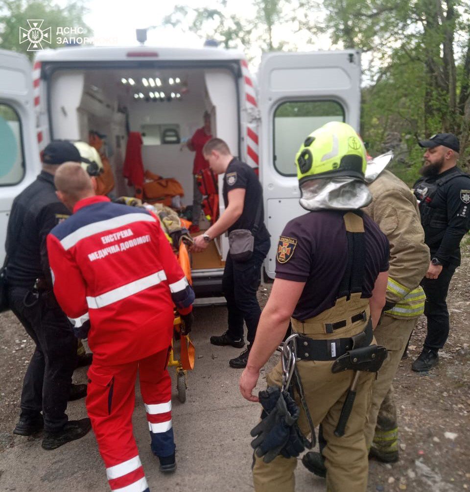 В запорожском карьере мальчик упал в воду: вызвали спасателей, ребенка забрала «скорая», — ФОТО