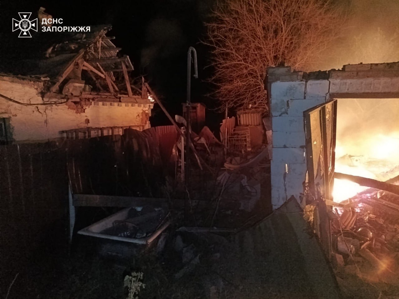 Горів будинок та авто: ворог з артилерії обстріляв прифронтове місто Запорізької області, — ФОТО