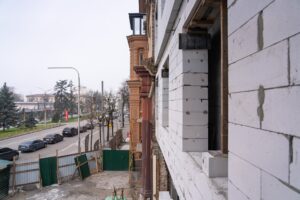 Планують завершити наприкінці літа: як проходить відбудова зруйнованого обстрілом будинку на проспекті Соборному у Запоріжжі, — ВІДЕО