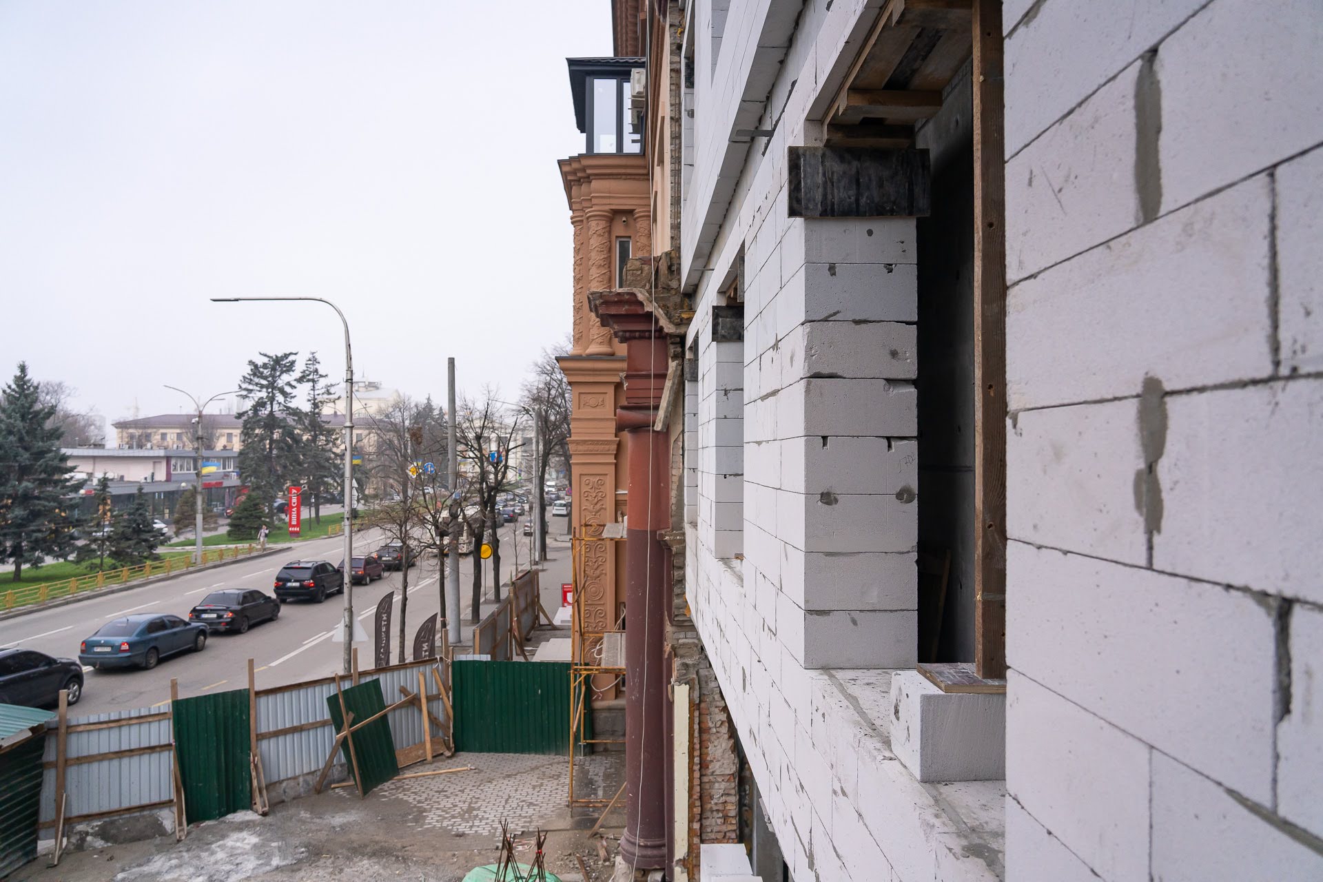Планують завершити наприкінці літа: як проходить відбудова зруйнованого обстрілом будинку на проспекті Соборному у Запоріжжі, — ВІДЕО