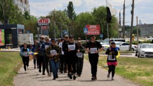 «Біжу за полонених Азовсталі»: у Запоріжжі провели забіг на підтримку українських бійців, які залишаються в неволі, — ФОТО