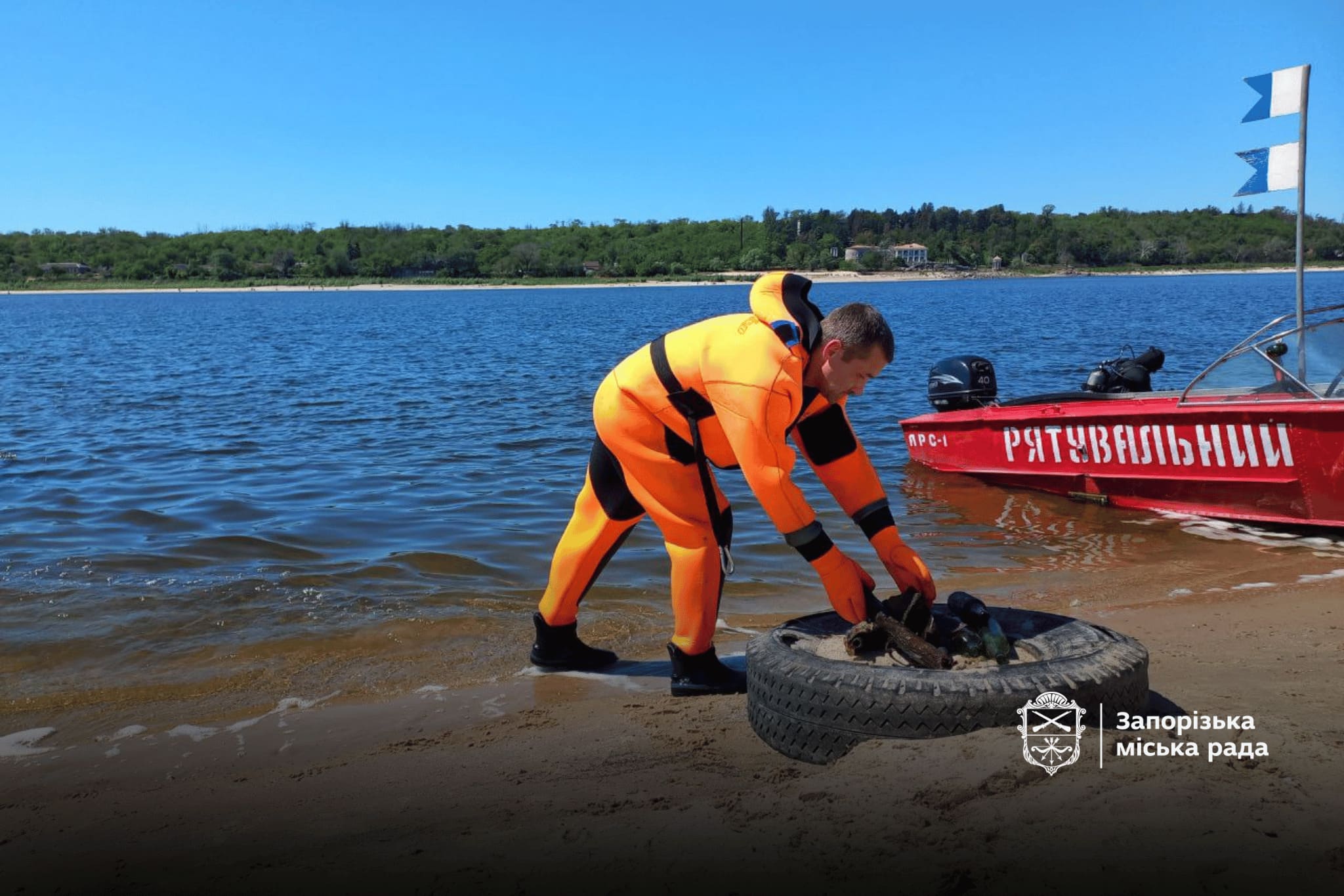 У Запоріжжі водолази обстежують дно Дніпра на міських пляжах: з води витягують пляшки, пакети та колеса, — ФОТО