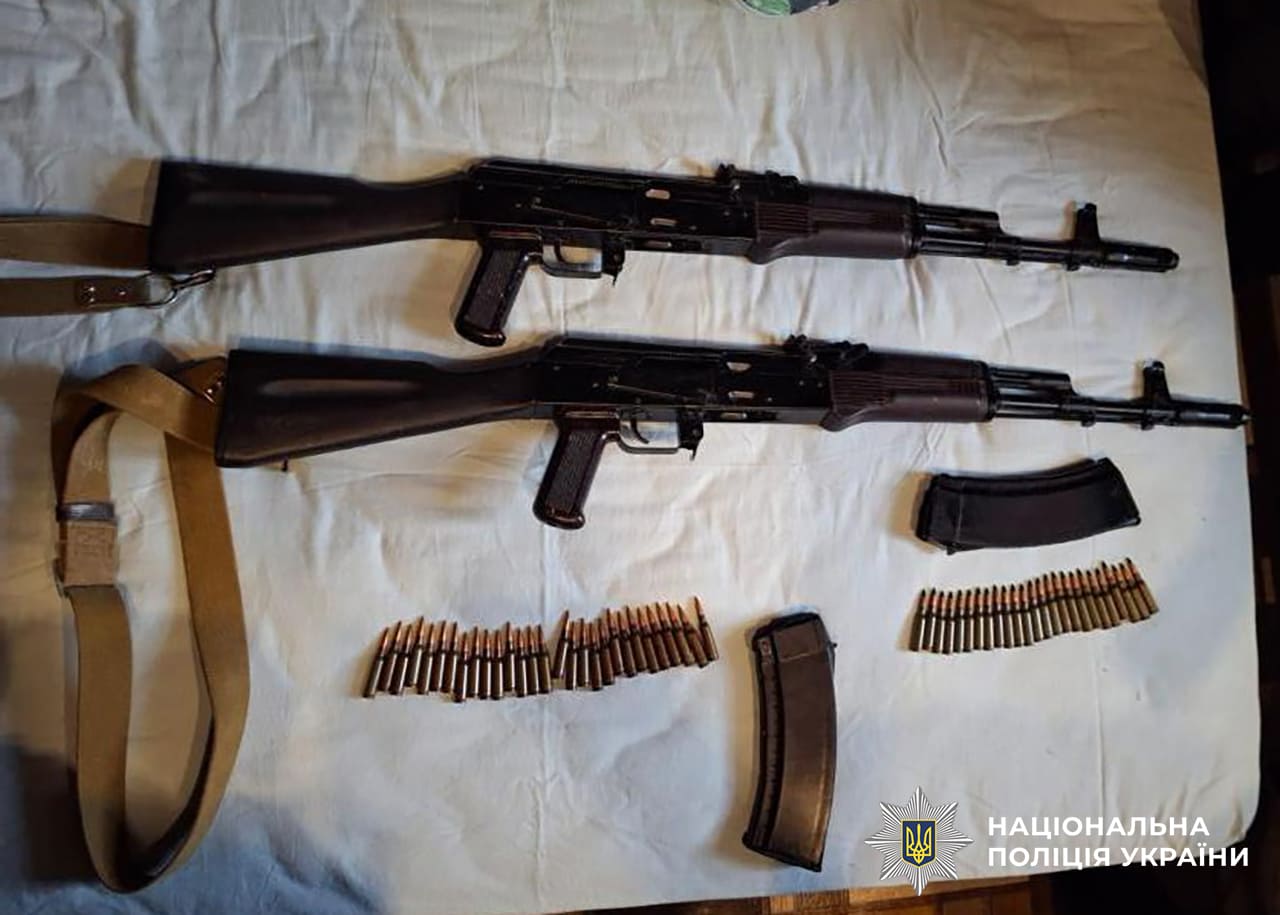Автомати та патрони: запорізькі правоохоронці викрили чоловіка, який незаконно зберігав зброю та боєприпаси, — ФОТО