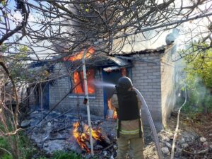 Горели комнаты и хозяйственные постройки: в результате вражеских обстрелов возникли пожары в Запорожской области, — ФОТО