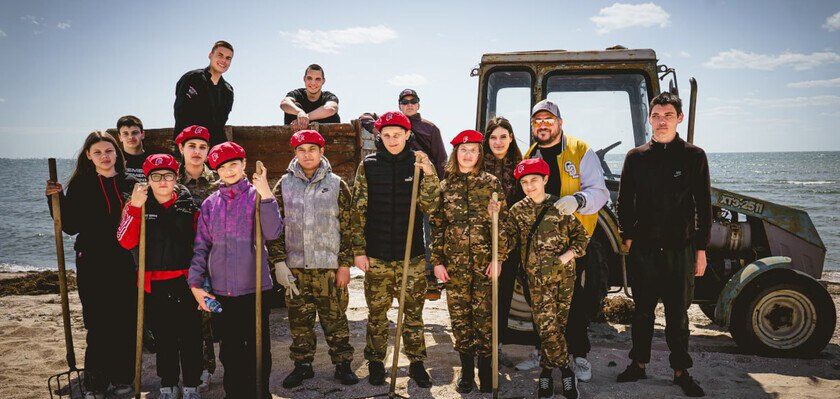 У захопленому Бердянську дітям довелося збирати тонни сміття з пляжу табору замість комунальників