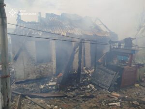 Внаслідок російських обстрілів в Запорізькій області загорілись будинок та споруди, — ФОТО