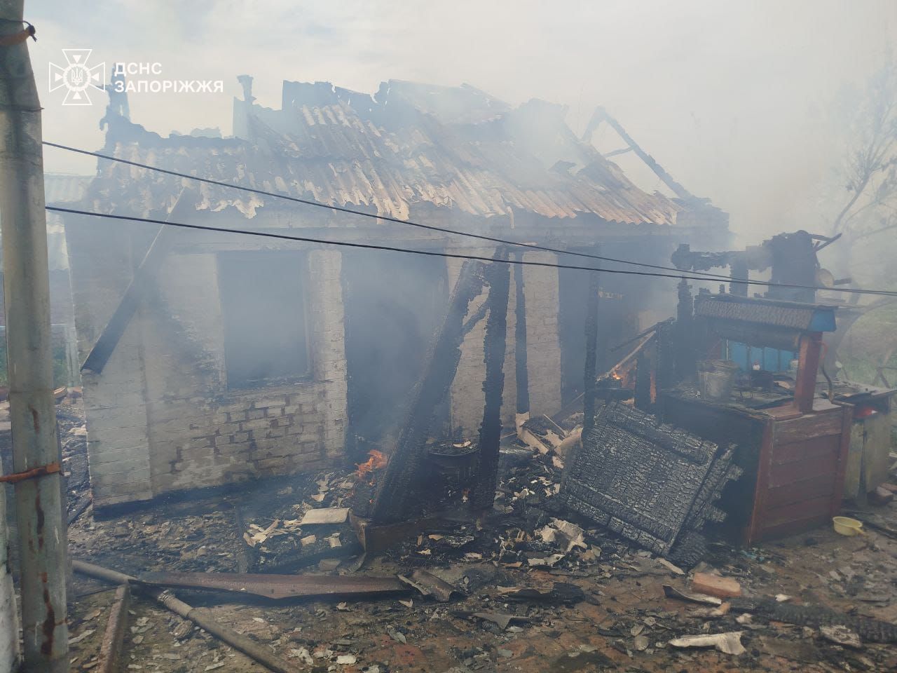 Внаслідок російських обстрілів в Запорізькій області загорілись будинок та споруди, — ФОТО