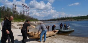 Семиметровая лодка-долбанка, созданная из поваленного тополя по историческим технологиям, прошла первое испытание на воде в Запорожье