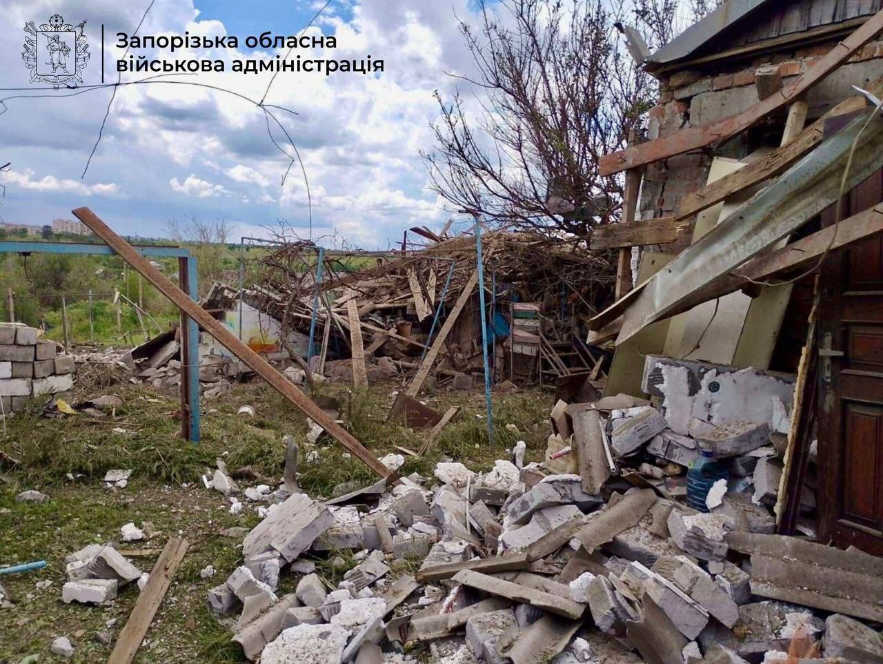 Ворог вдарив по Степногірську: зруйновані приватні будинки та під’їзд багатоповерхівки, — ФОТО