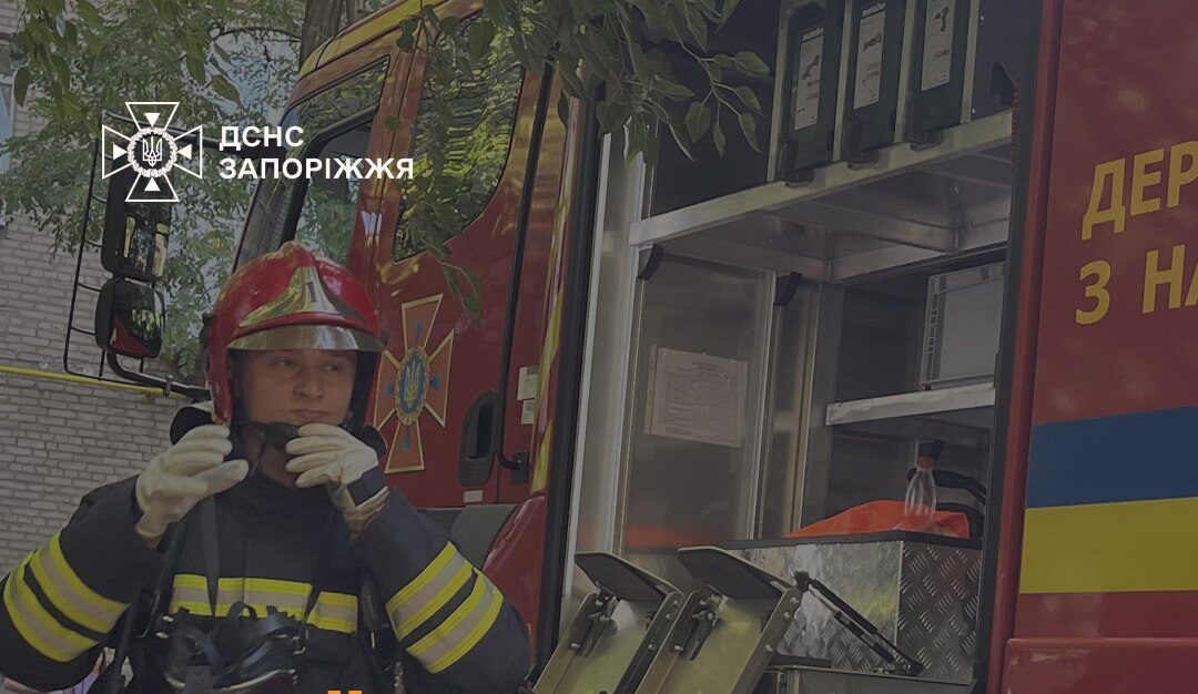 У запорізькій багатоповерхівці сталася пожежа: рятувальники вивели із задимленої квартири чоловіка