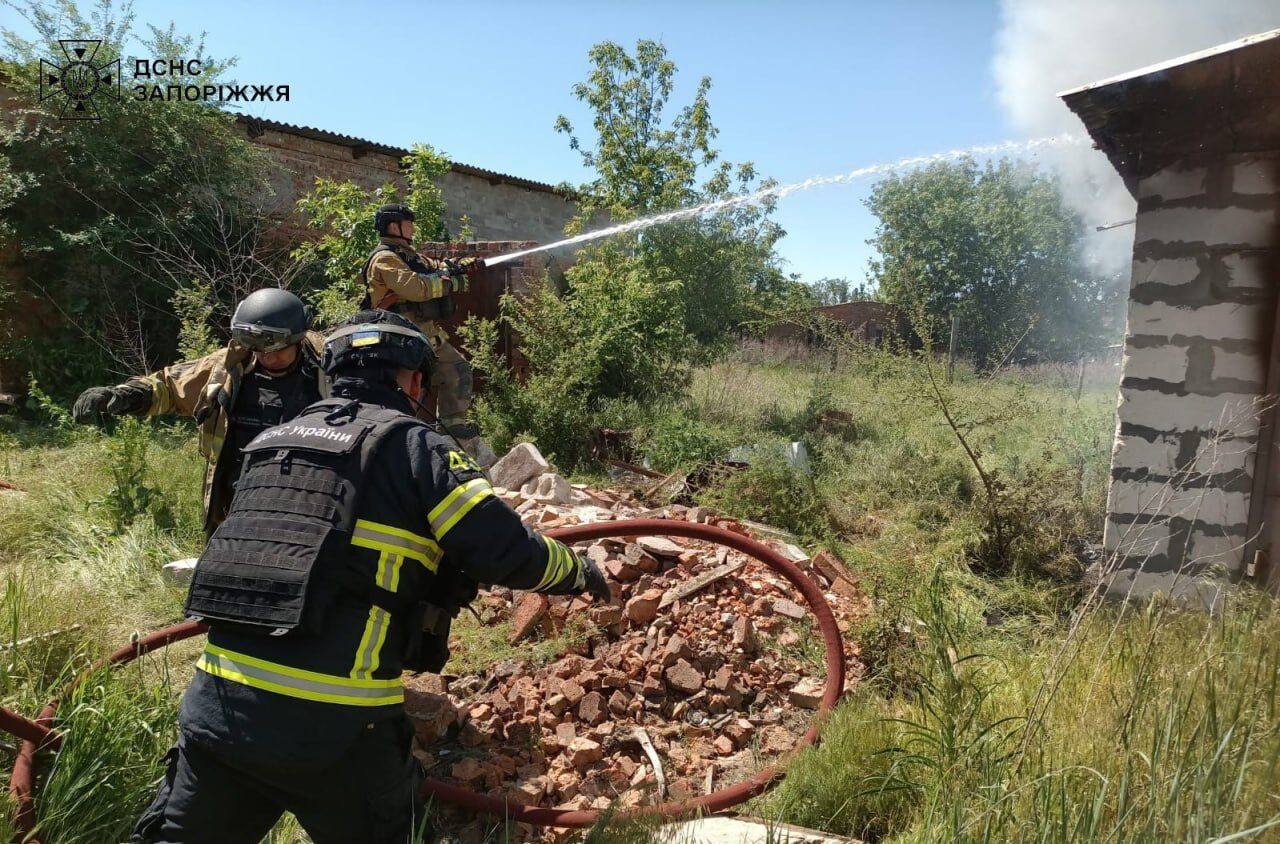 Допомога пораненій та гасіння пожежі: рятувальники показали фото наслідків вчорашніх обстрілів Запорізької області