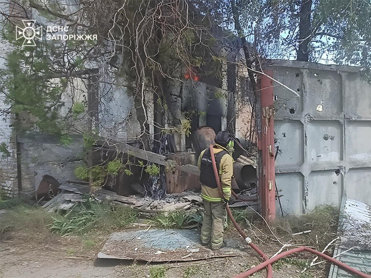 Пожары в промышленном здании и на открытой территории: спасатели показали последствия российских обстрелов Запорожской области, — ФОТО