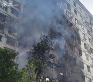 Росіяни поцілили по дев’ятиповерхівці у Запорізькій області