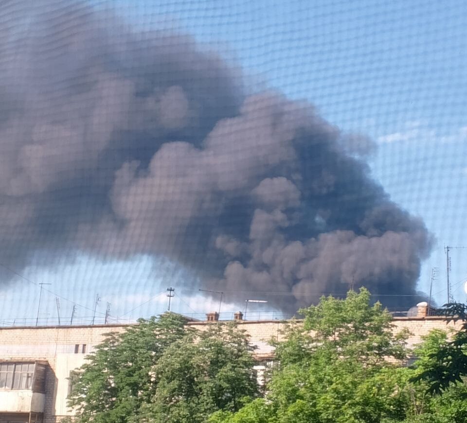 Ворог вдарив по обʼєкту інфраструктури у Запоріжжі: сталася пожежа