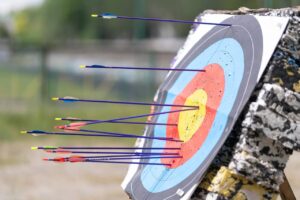 Реабілітація та відновлення: у Запоріжжі ветерани війни опановують стрільбу з лука, – ФОТО