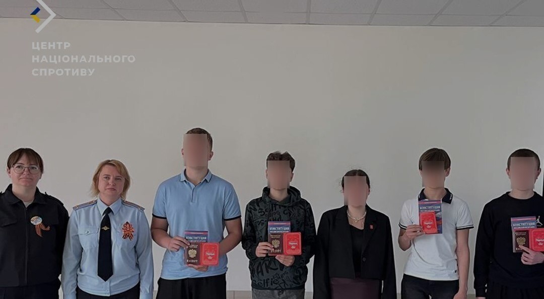У захопленому Бердянську окупанти вручили підліткам паспорти РФ до «80-лєтія побєди», влаштувавши пропагандистський захід