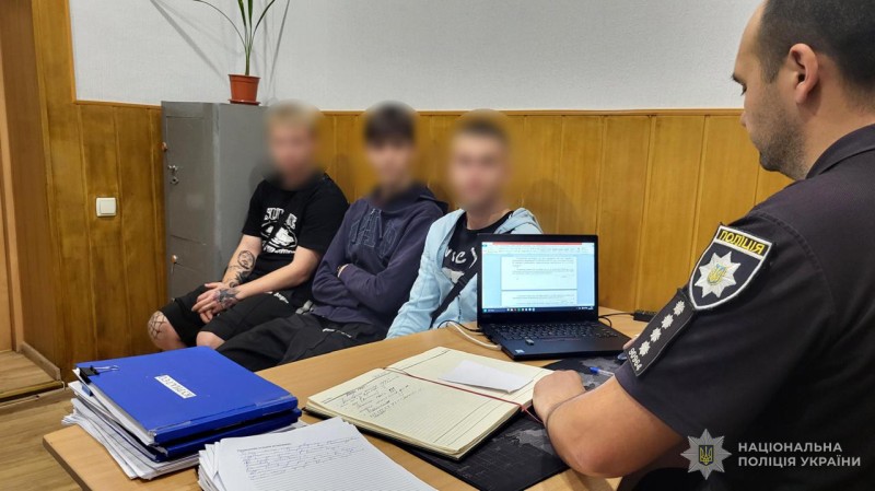 У Запоріжжі троє молодиків вчинили наругу над державним прапором: поліція встановила особи зловмисників, — ВІДЕО