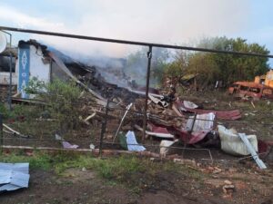 Горіли торгівельні павільйони, будівля ферми та будинки: внаслідок російських ударів по Запорізькій області виникли пожежі, — ФОТО