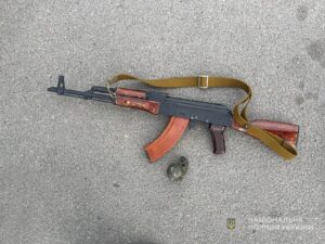 Продав гранати та автомат: запоріжця підозрюють у торгівлі зброєю та боєприпасами, — ФОТО