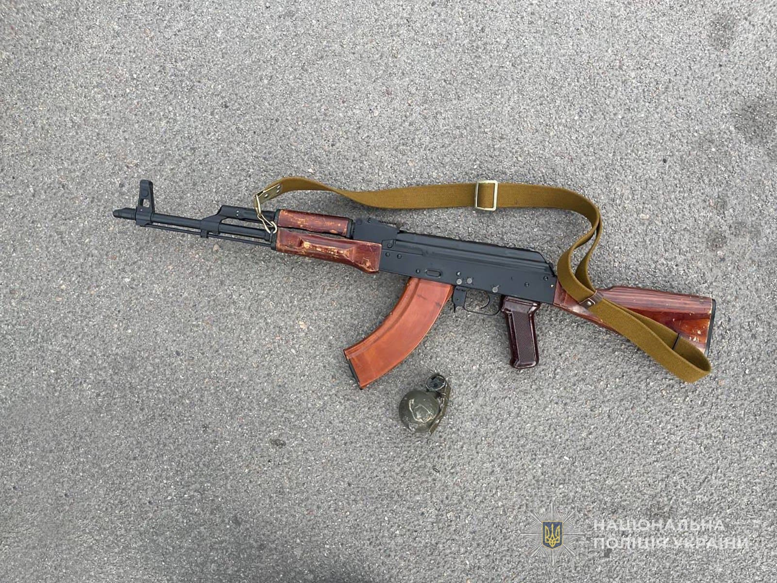 Продав гранати та автомат: запоріжця підозрюють у торгівлі зброєю та боєприпасами, — ФОТО