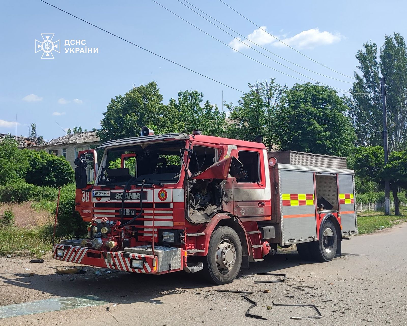 Ворог вдарив по запорізькому селищу та поцілив у пожежне авто, яке гасило загоряння, — ФОТО, ВІДЕО