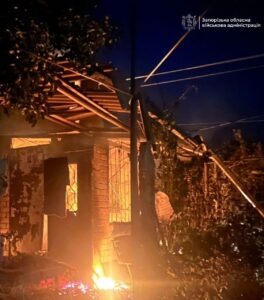 Ворог вдарив по запорізькій прифронтовій громаді: згорів будинок, постраждав чоловік