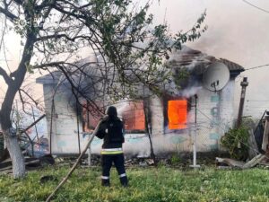 Горіли будинок, причеп та господарча споруда: наслідки авіаційних ударів по Пологівському району, — ФОТО