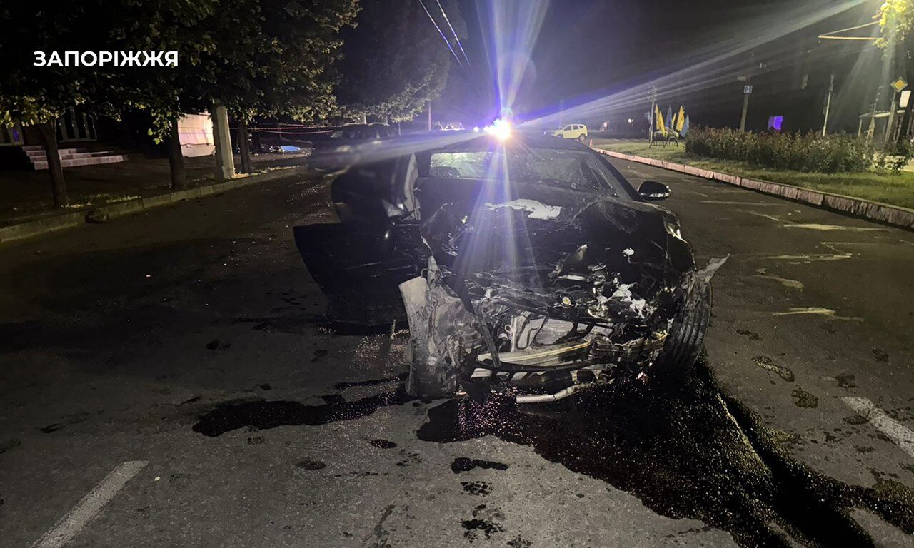 В Запорожье произошло двойное ДТП, один из автомобилей врезался в дом: двое погибших, четыре человека получили травмы, — ФОТО