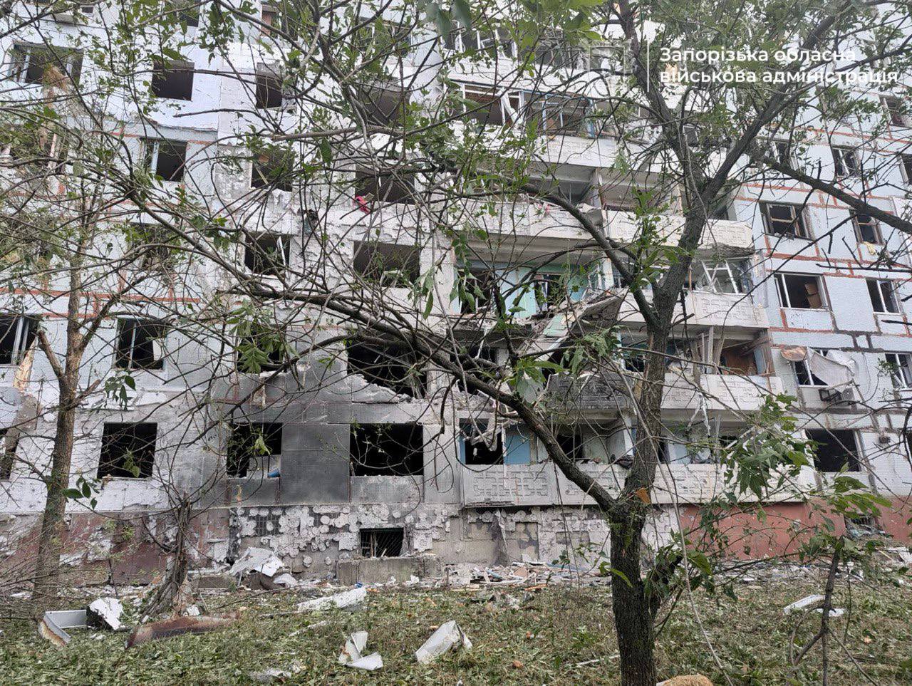 Завдали удар по багатоповерхівці: ворог атакував прифронтове селище Запорізької області