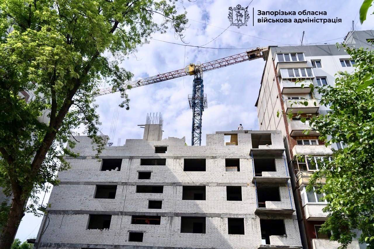 Зведено п’ять поверхів із дев’яти: триває відновлення багатоквартирного будинку по вулиці Запорізькій, який зруйнував ворожий удар, — ФОТО, ВІДЕО