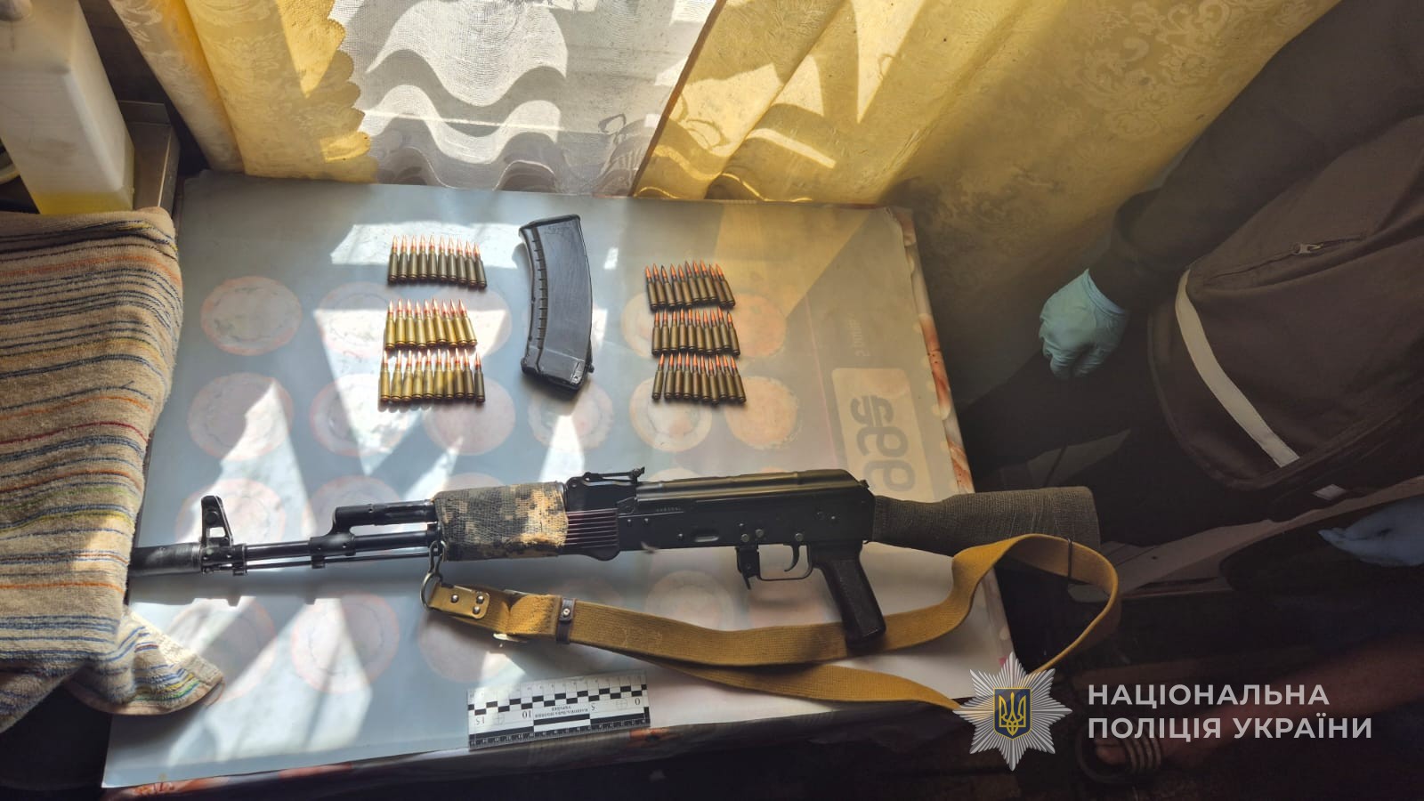 Автомат, набої та граната: двоє мешканців Запорізької області незаконно зберігали зброю та боєприпаси