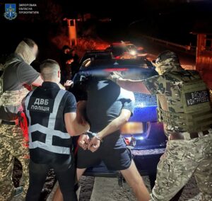 Правоохранители задержали чиновника ГСЧС из Запорожской области, который за 19 тыс. долларов пытался переправить военнообязанного за границу
