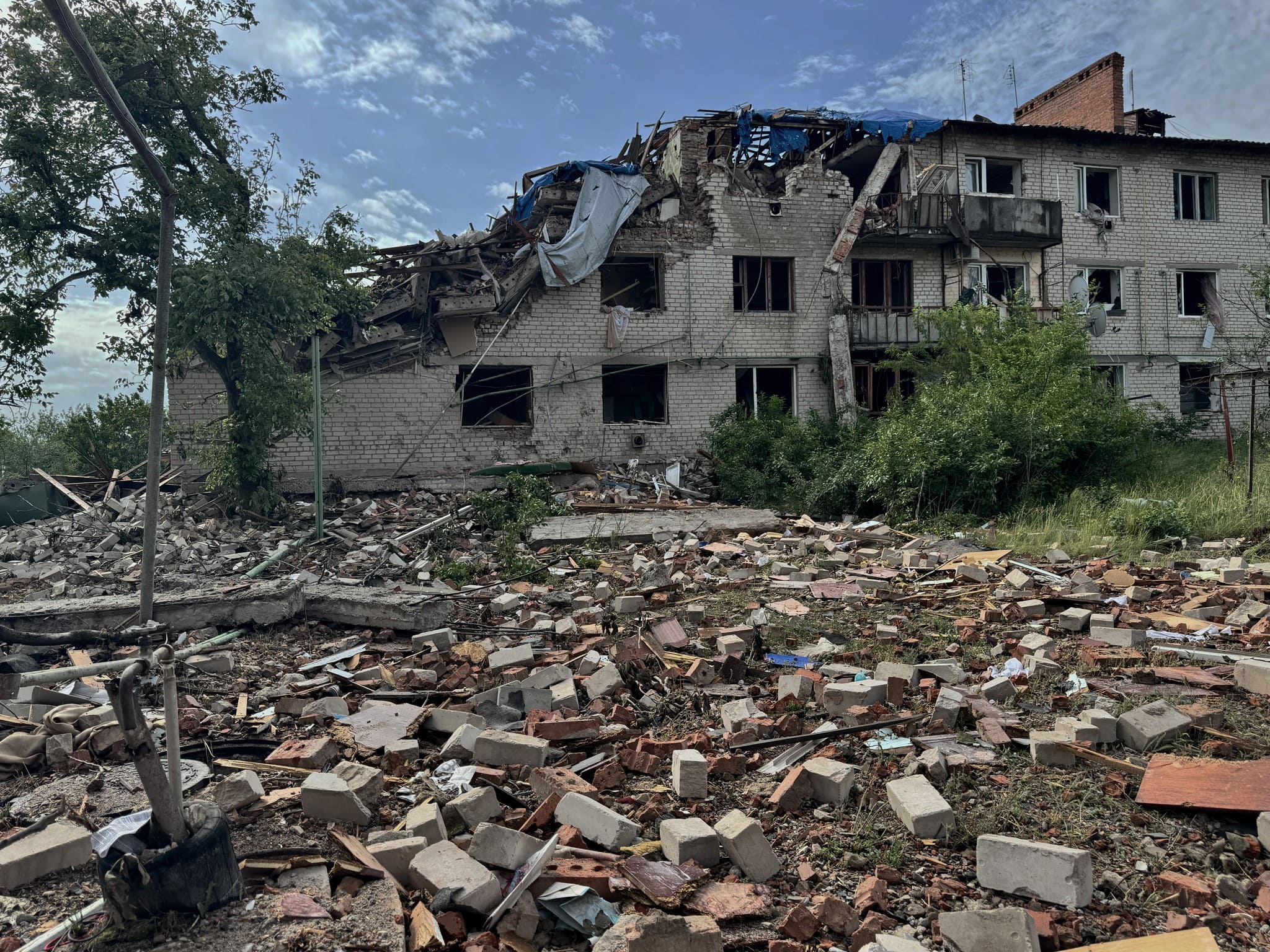 Живуть у підвалах і під антидроновими сітками: голова Оріхівської громади розповів, як мешканці виживають під обстрілами