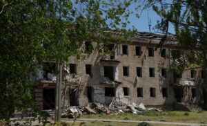 Жодного цілого будинку: у Гуляйполі російські обстріли пошкодили всі 49 багатоповерхівок