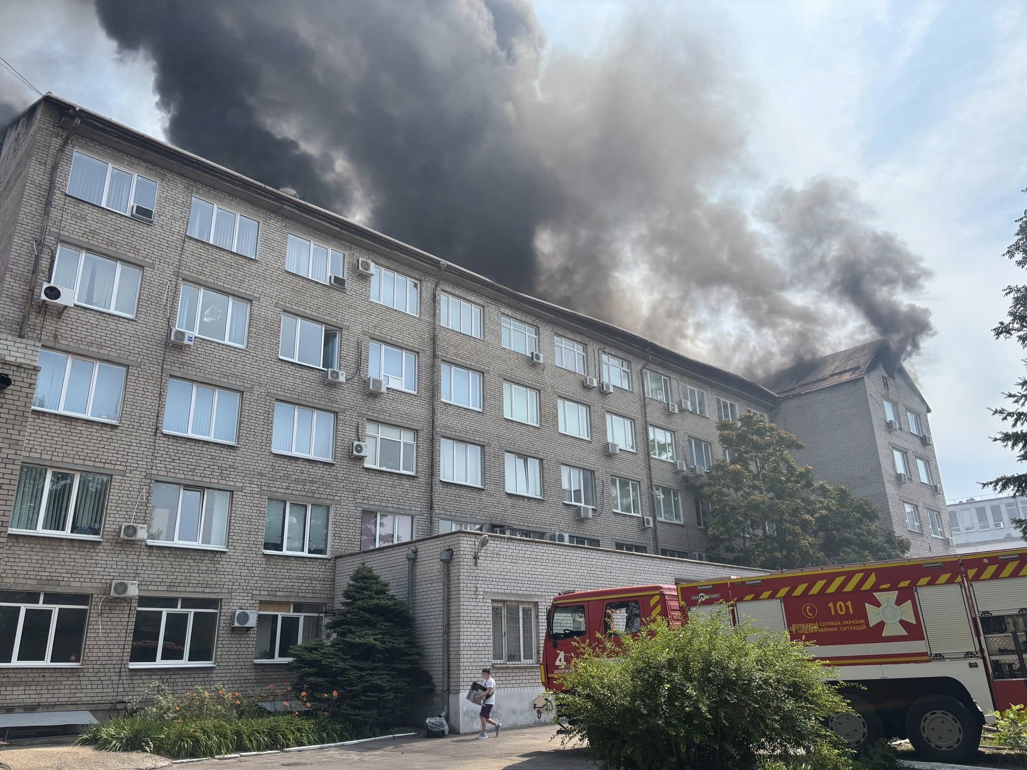 Зафіксовано пряме влучання: стало відомо про наслідки російського удару по університету у Запоріжжі, - ФОТО