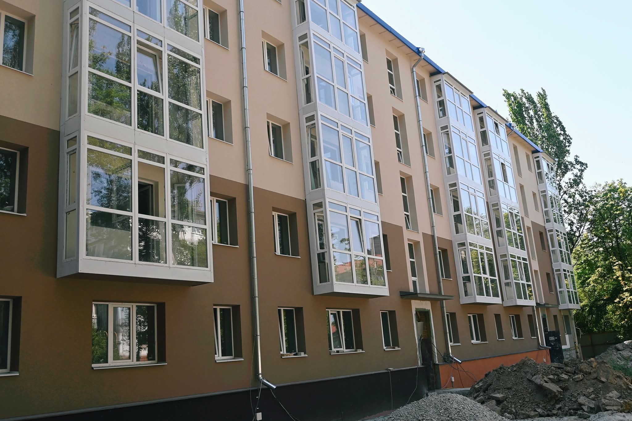 Виконують оздоблення квартир: у Запоріжжі продовжується капітальний ремонт багатоквартирного будинку, — ФОТО