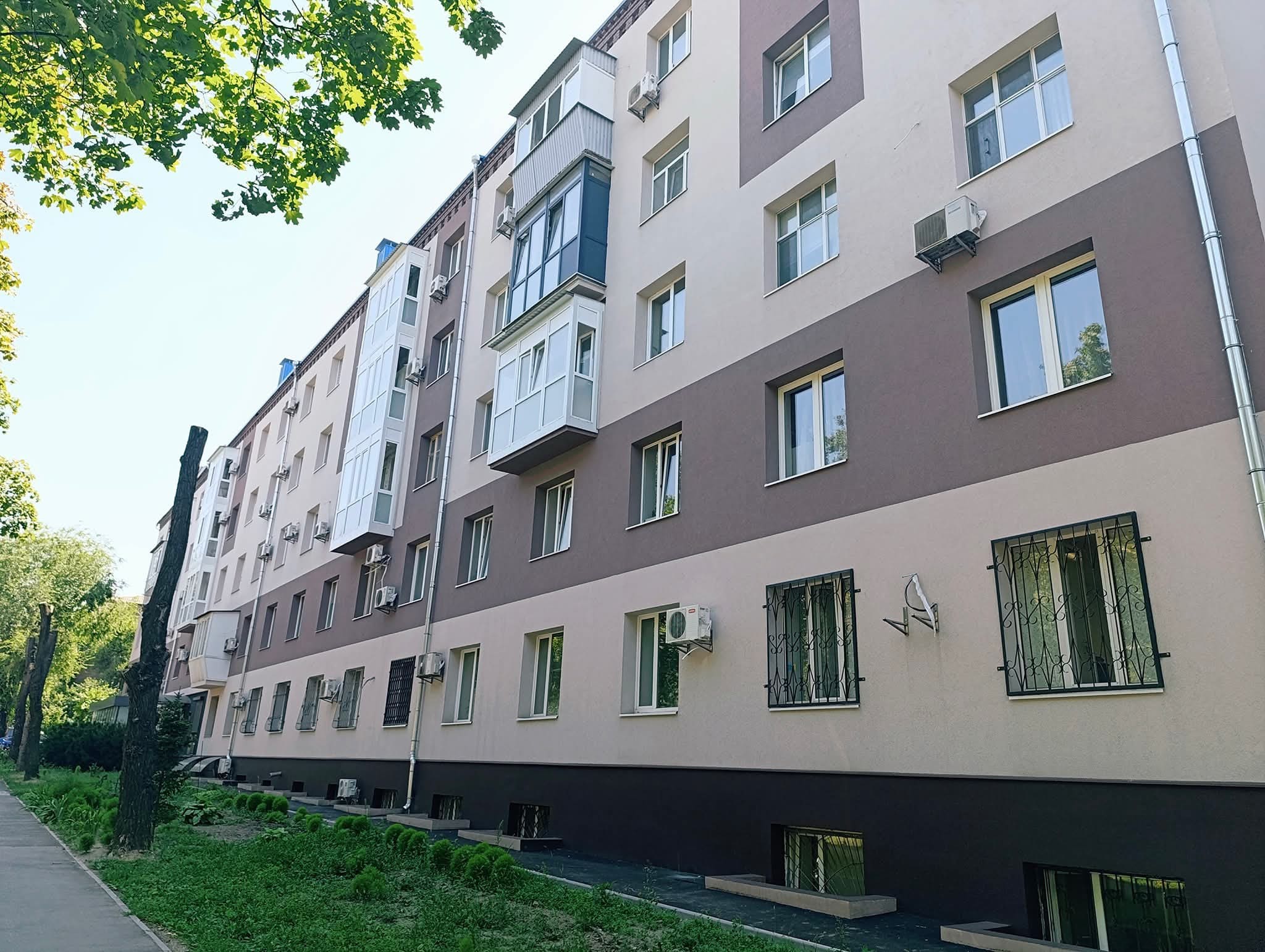 Роботи на фінальній стадії: у Запоріжжі завершують відновлення п’ятиповерхівки, зруйнованої ворожим ударом, - ФОТО