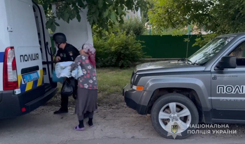 «Люди змушені ховатися по підвалах»: з прифронтових населених пунктів Запорізької області евакуювали 14 людей, зокрема, дитину, — ВІДЕО 