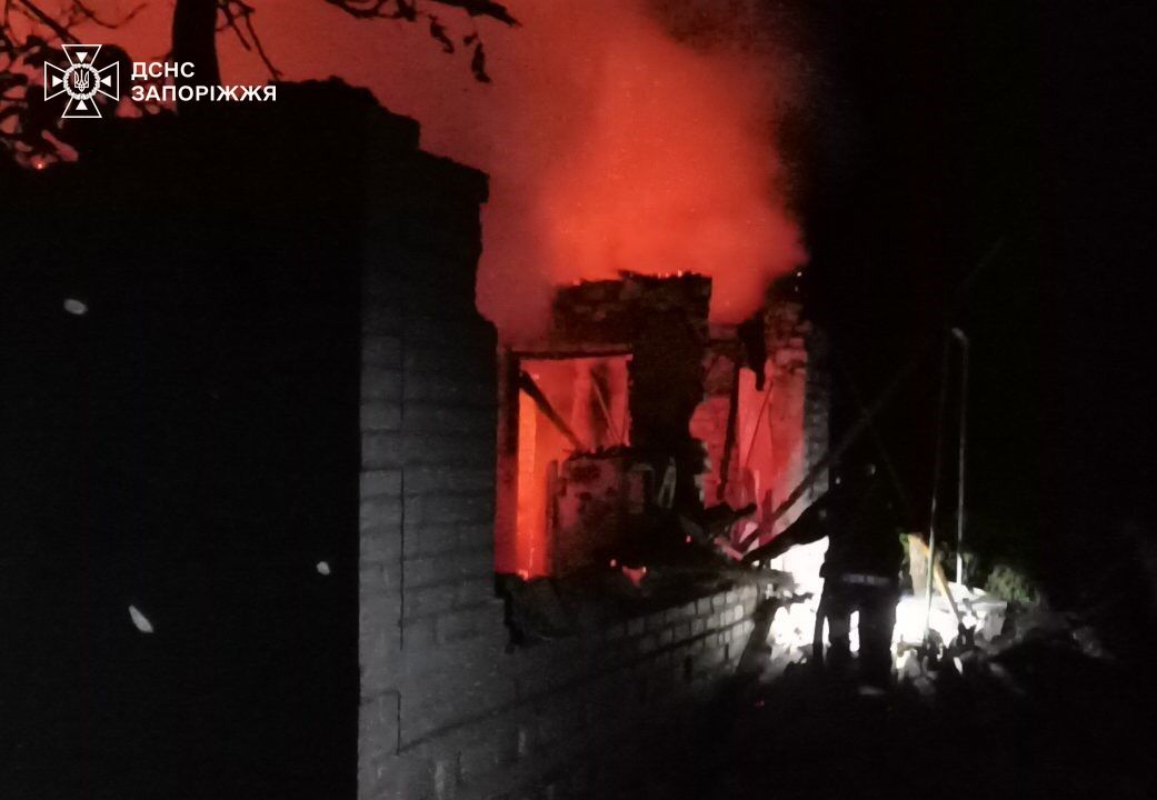 Горіли ангари, будинок та надвірні споруди: рятувальники показали наслідки ударів по Запоріжжю та двом районам області, — ФОТО