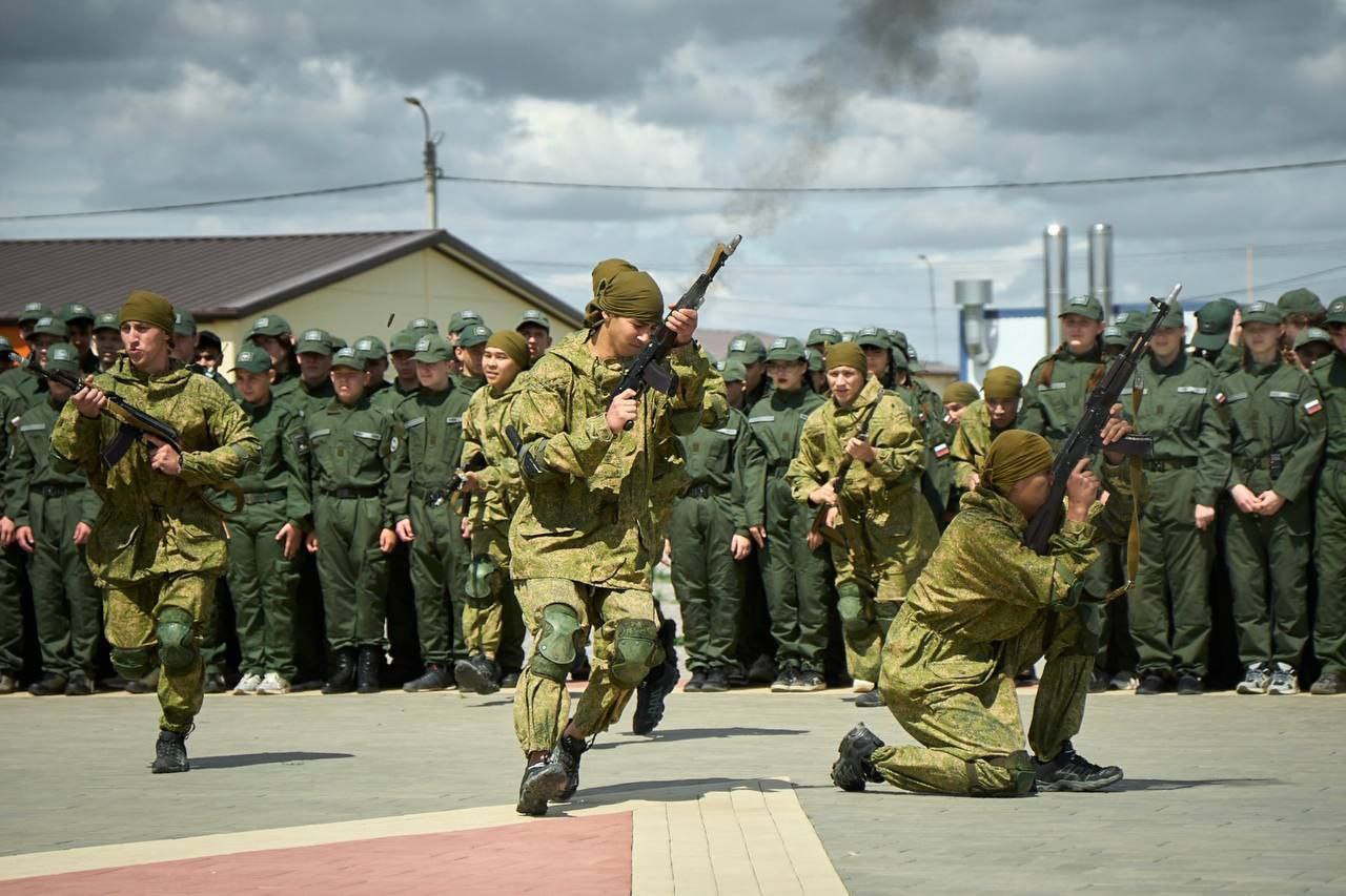 Окупанти вивезли понад 100 підлітків з Запорізької області до РФ на військові збори