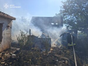 Через ворожі обстріли у Запорізькій області сталося сім пожеж за добу: горіли будинки, — ФОТО