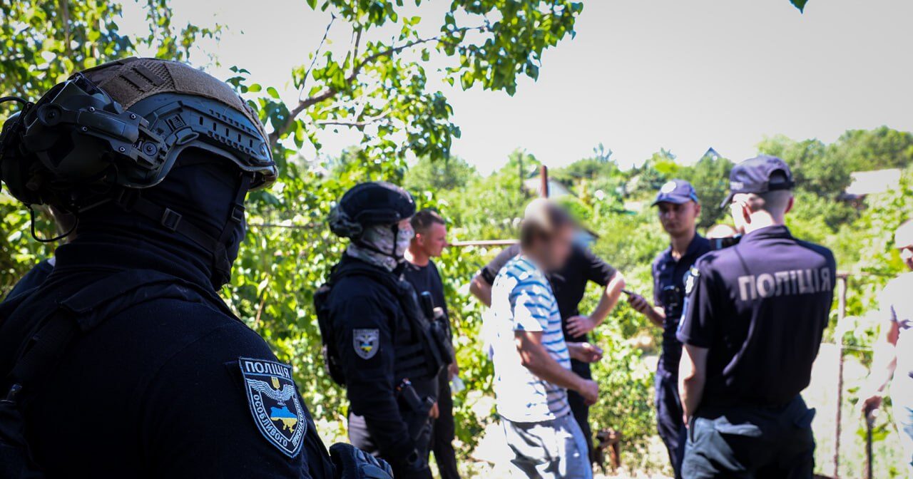 У Запоріжжі затримали чоловіка, який облаштував нарколабораторію та продавав психотропи: під час обшуків знайшли кулемет та набої, — ФОТО, ВІДЕО