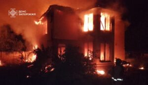 Через удари ворога в кількох запорізьких населених пунктах спалахнули будинки, споруди та суха рослинність