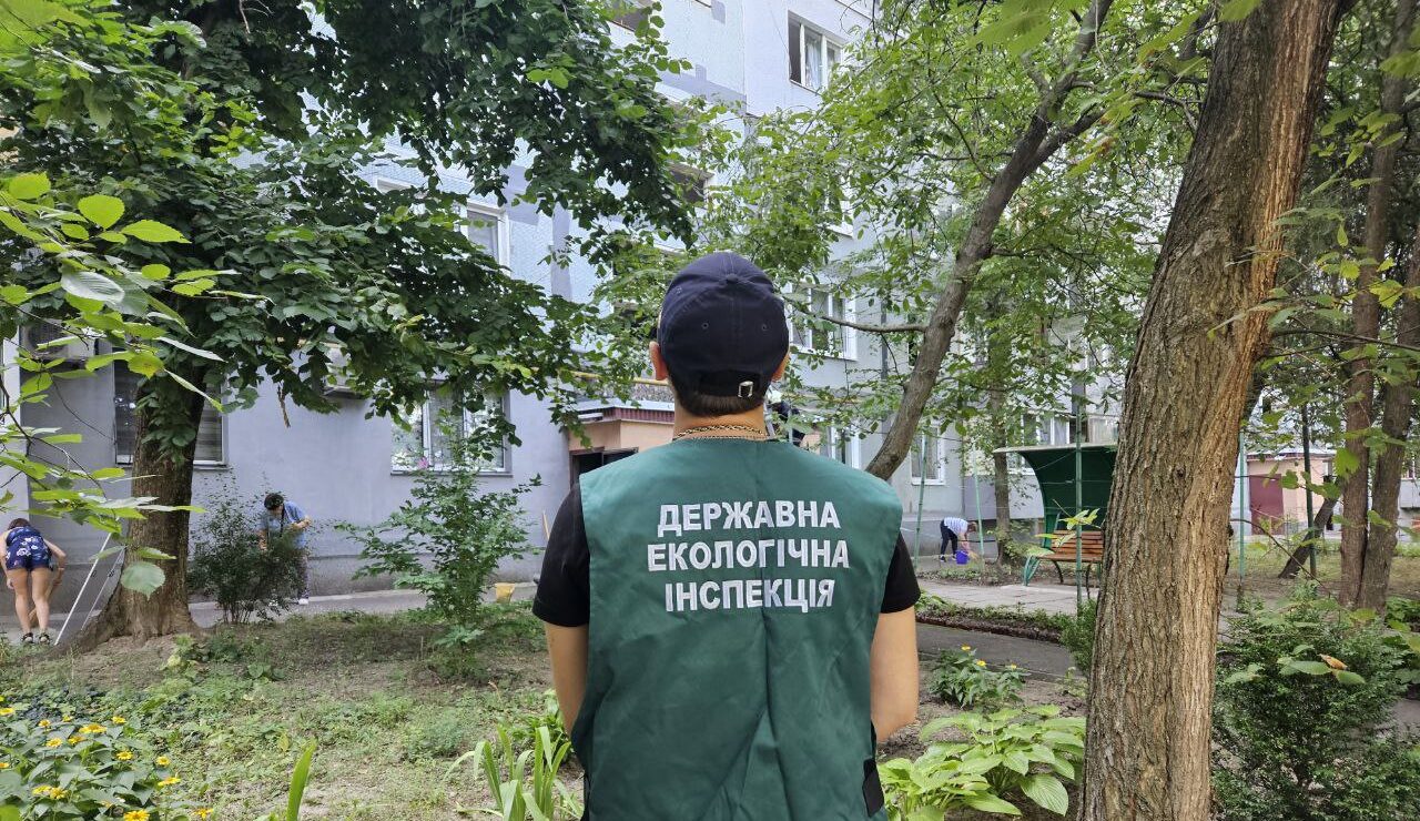 Воронка та засмічена територія: екологи розповіли про наслідки російського удару поблизу багатоповерхівок Хортицького району, — ФОТО
