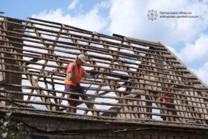 Ворожа атака Запоріжжя 1 липня: триває ліквідація наслідків удару, — ФОТО